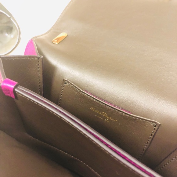 💜 Salvador Ferragamo Corssbody💜 - Picture 3 of 8